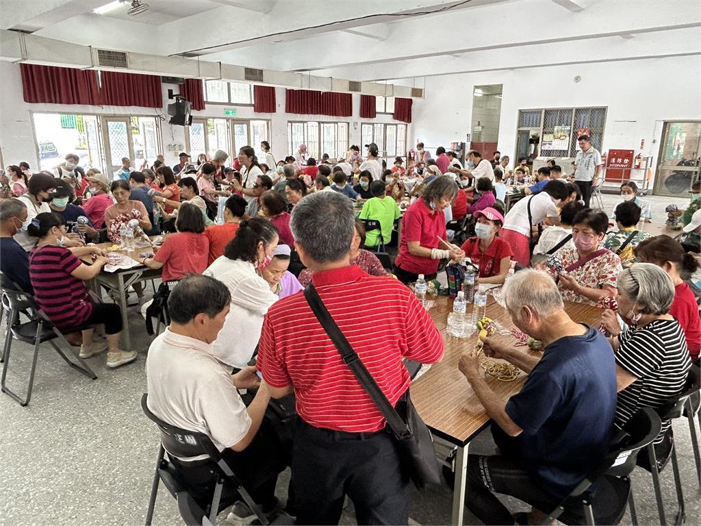 快新聞/推廣艾草按摩同步宣導反詐 沈發惠深入基層傾聽民瘼
