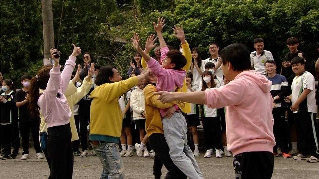 阿龐挑戰遊戲為了勝利「跳河」!胡瓜震驚大讚敬業