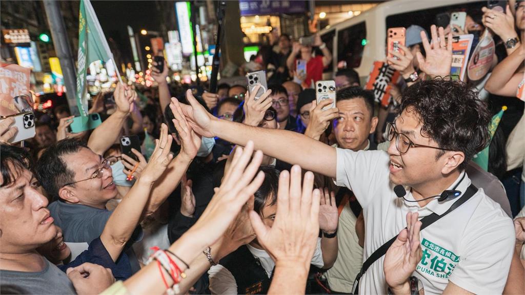 快新聞／沈勢驚人！「洋流」席捲公館夜市　沈伯洋回母校遭學生擠爆