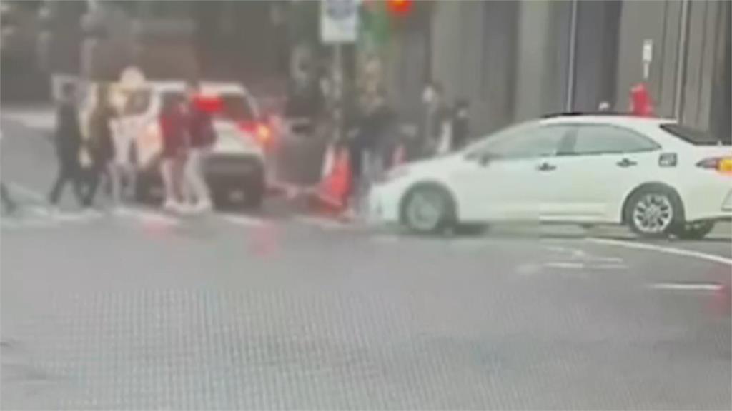 元旦街頭鬥毆! 警逮竹聯幫嫌 名牌包竟「發現這物品」