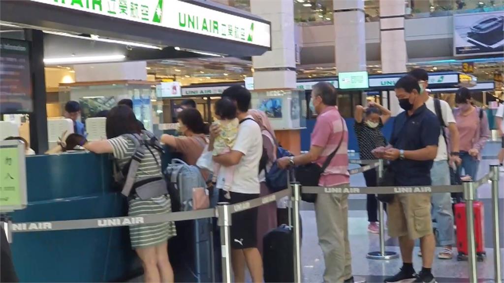 「小犬」遠離!澎湖機場擠爆返台人潮 航空站加開往台北、高雄班次