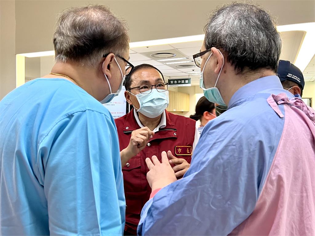 快新聞/撞擊瞬間畫面曝!三峽車禍4人命危 侯友宜急赴3醫院探視