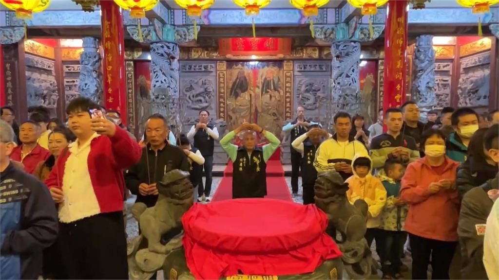高雄元亨寺除夕敲鐘"108響"迎馬年 雲林明聖宮發12萬紅包