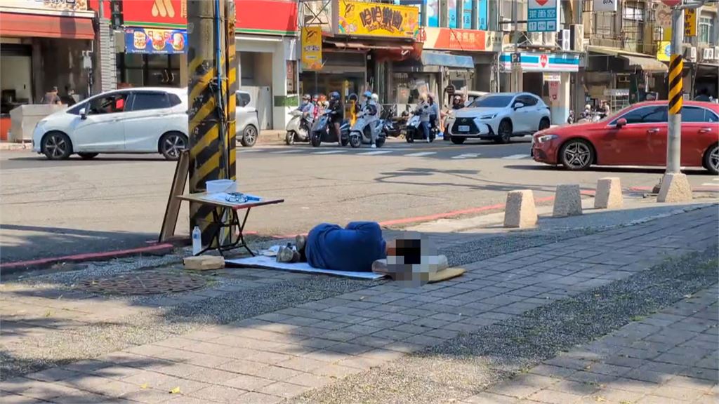 獨家／醉漢凌晨狂吼被帶回派出所！　白天離奇「帶枕頭」原地開睡