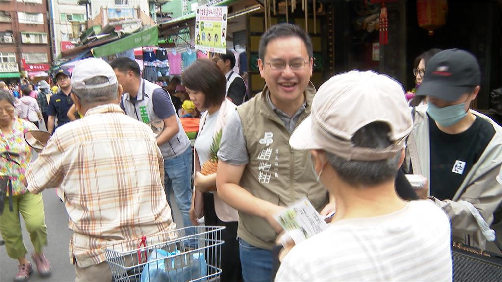 綠議員陪同「文山退葆」罷團掃市場 攤商送鳳梨祝福