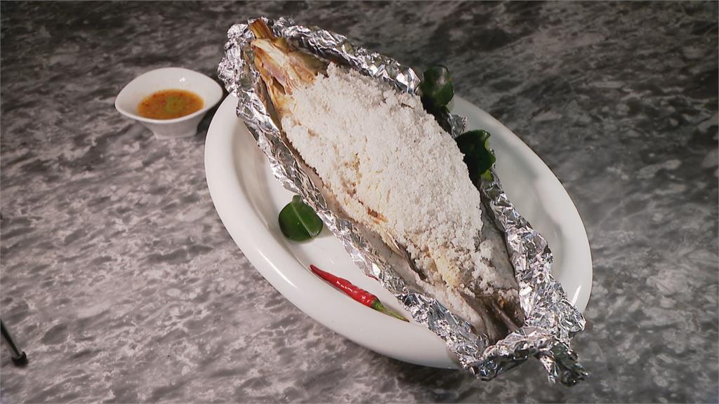 古法鹽烤魚！泰國經典菜色上桌　品嘗當地美味