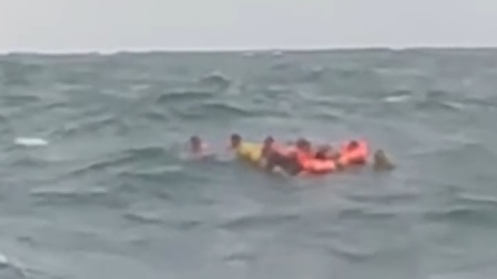 快新聞/十萬火急!基隆1漁船海上失火「8人跳海求生」 兒子漁船成功救援