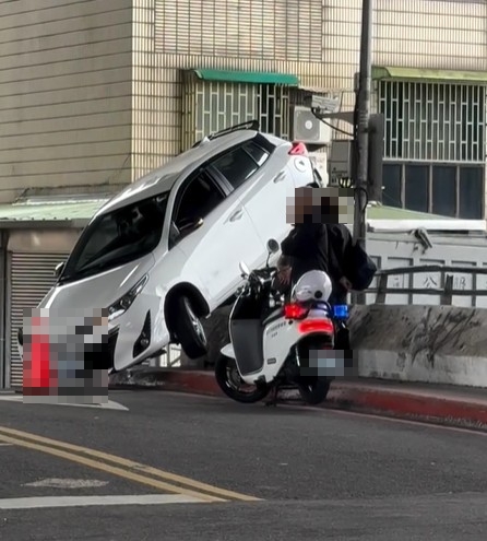 快新聞／差一點掉下去！6旬婦打錯檔「轎車懸空卡橋頭」　林森市場驚險畫面曝光
