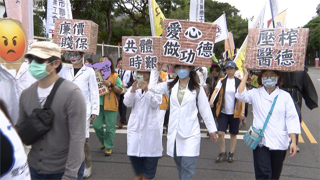 醫療人員「扮鬼」爭取勞權　衛福部：將訂出「三班護並比」比例