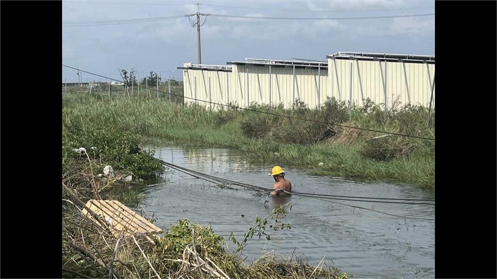 台電人員搶修受損電線桿　泡水進行作業、多日未回家　