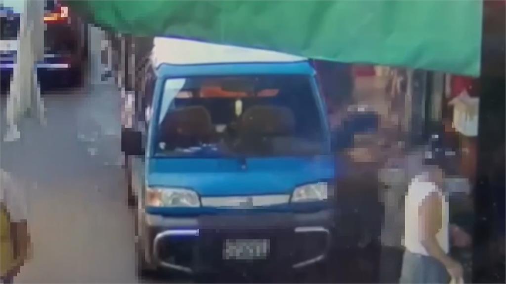 機車臨停魚攤未消費引不滿 雙方爆衝突 老闆向車主潑熱湯麵