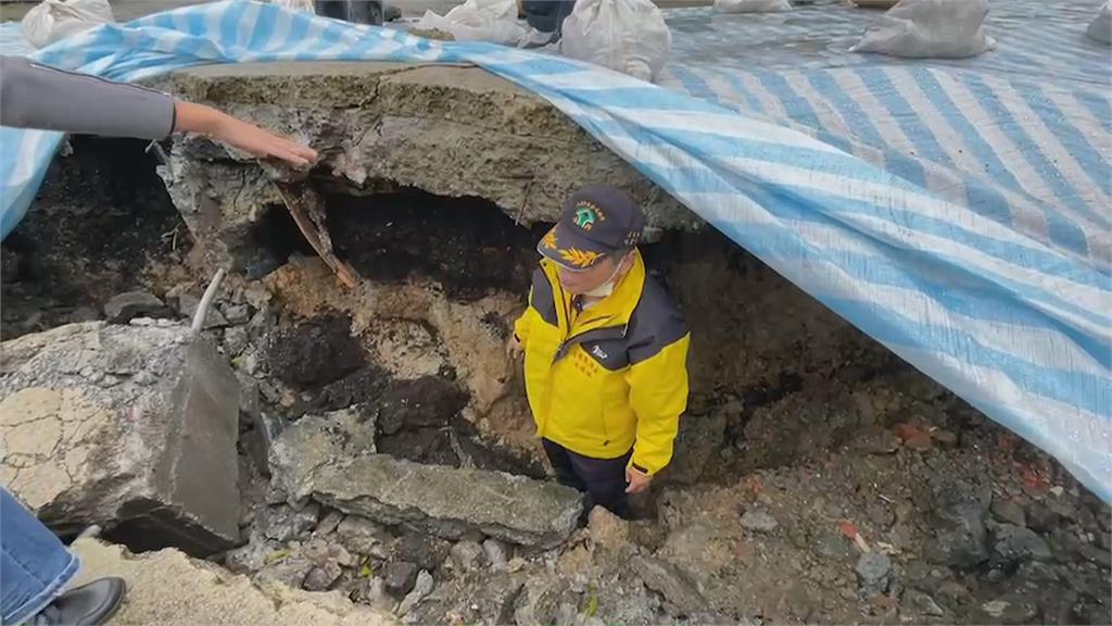 基隆疑連日大雨掏空地基 柏油路面.房屋塌陷約「2公尺深」