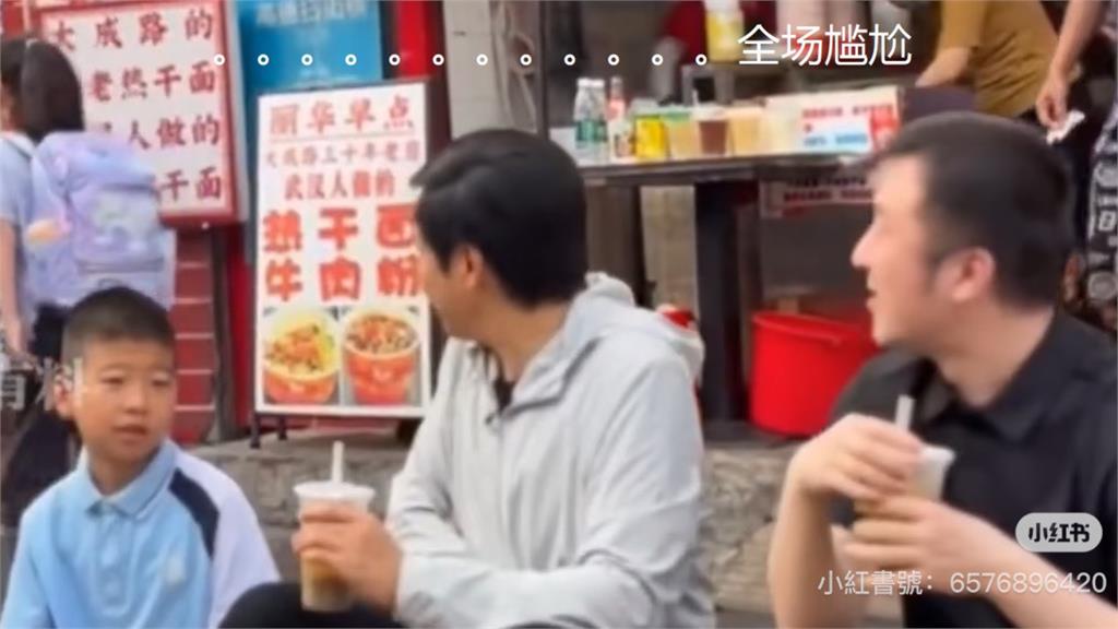 小米董座「學黃仁勳」蹲街吃早餐！女童路過「撂1句」現場尬掉…網笑：一針見血