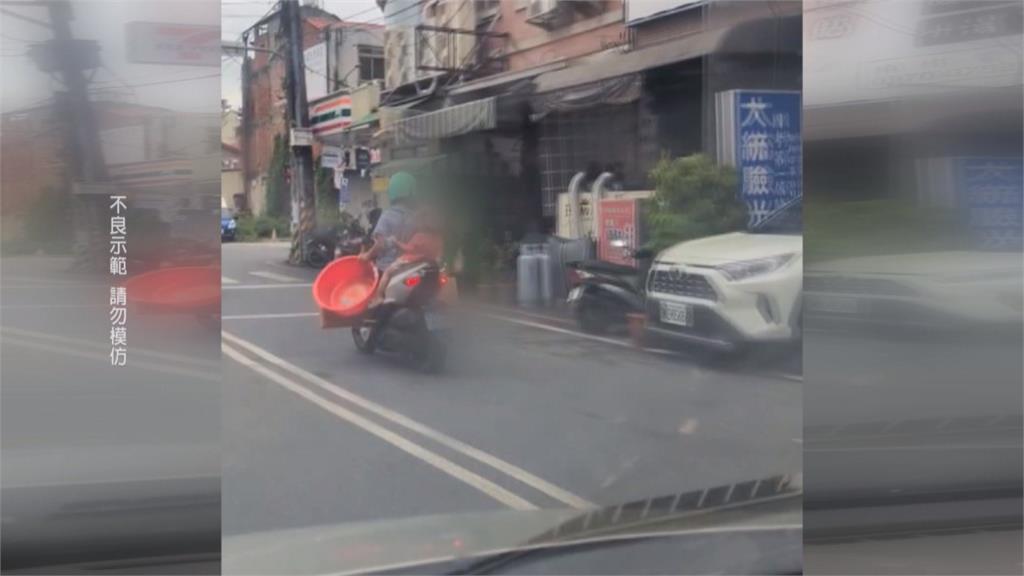 超危險!　埔里婦人單手騎機車載貨又載童