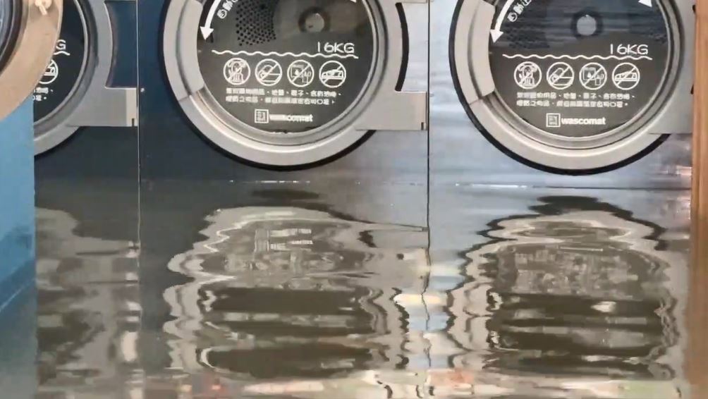 最新／8縣市豪大雨特報！台南永康一早淹成河　民眾合力推車脫困