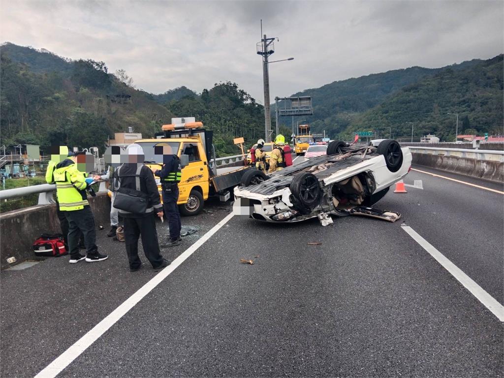 快新聞/國5南向15公里處車禍!男疑恍神撞上工程車 BMW烏龜翻畫面曝