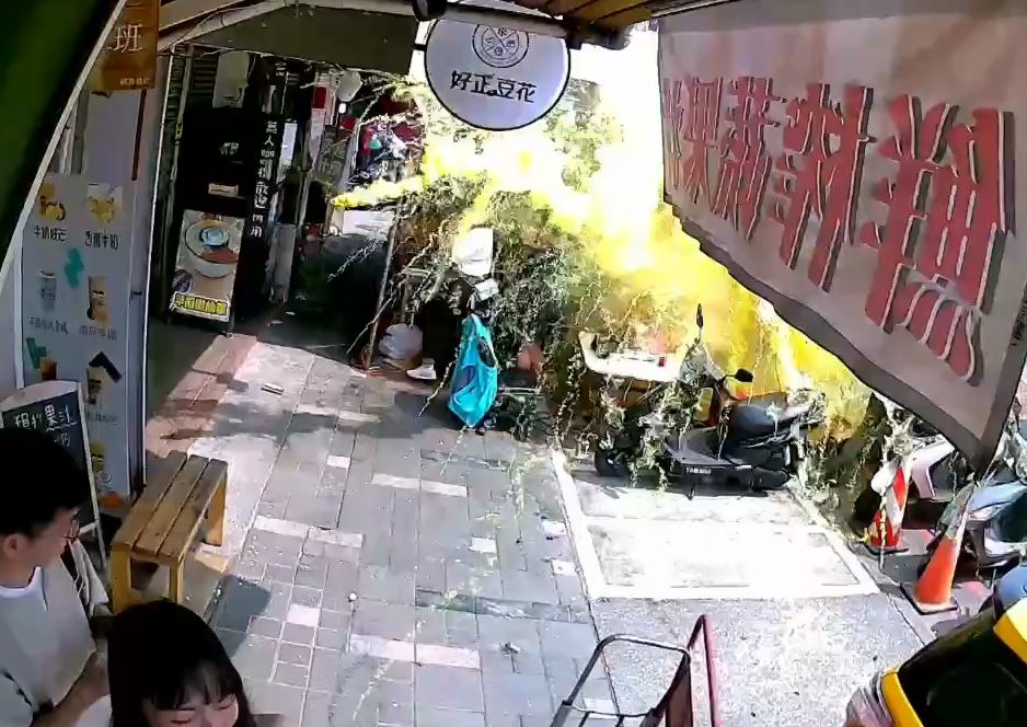 信眾施放鞭炮「引燃炮竹」 //宜蘭宮廟遶境傳巨響釀三人受傷