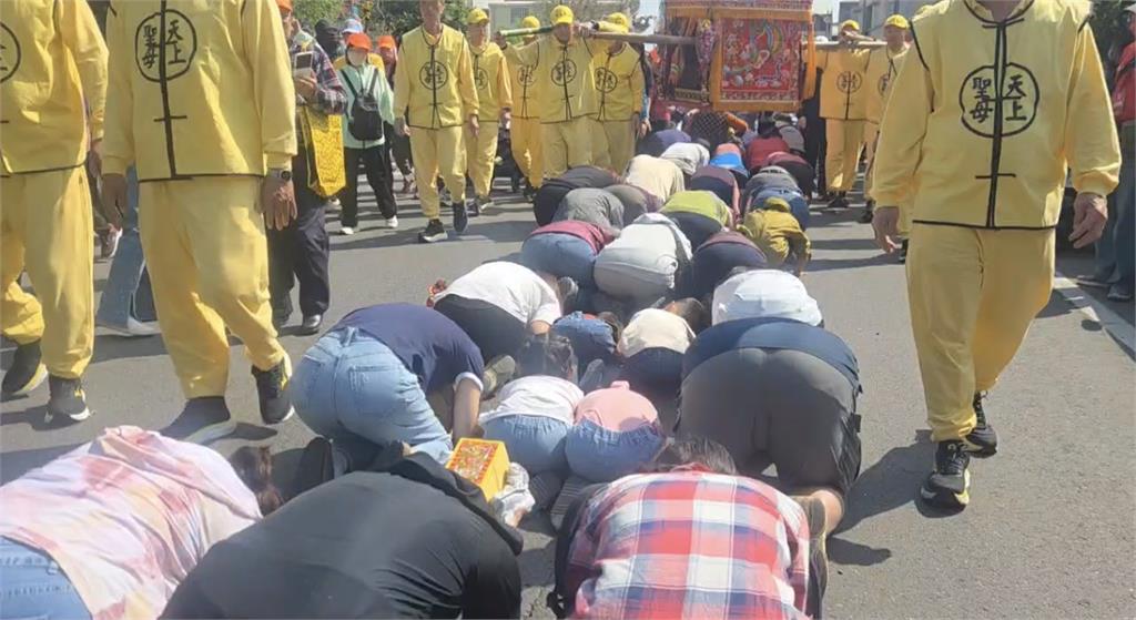 里港玉賢宮入火安座遶境　白沙屯媽共襄盛舉湧信眾