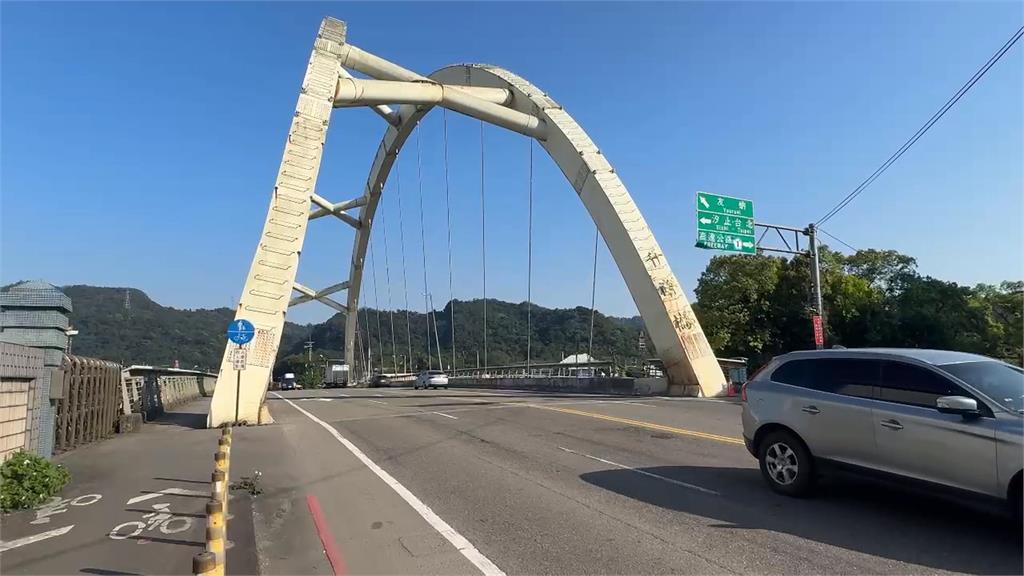 又是酒駕！女基隆逆撞對向兩車　１婦人受困駕駛座消防撬車門救援