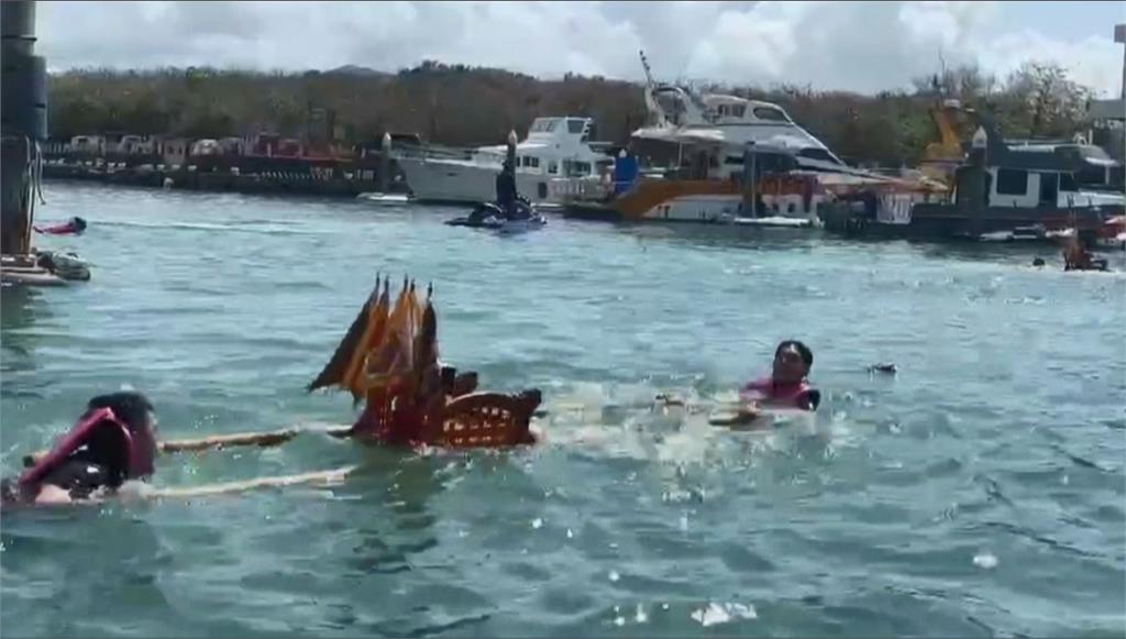 恆春宗教盛事！水上運動會別開生面　水中扛神轎奮力衝刺