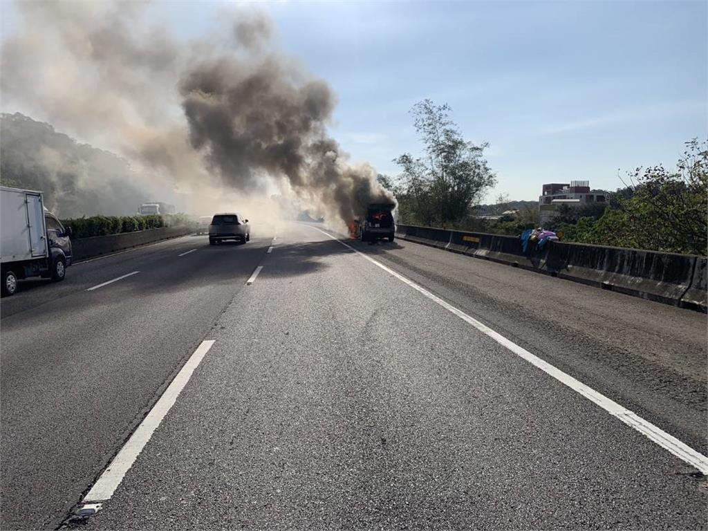 快新聞/怵目驚心!疑似引擎過熱 國1造橋段火燒車「濃煙直竄天際」