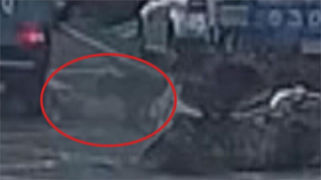 驚險畫面曝！ 彰化母女騎車遭撞 2歲女童險遭輾