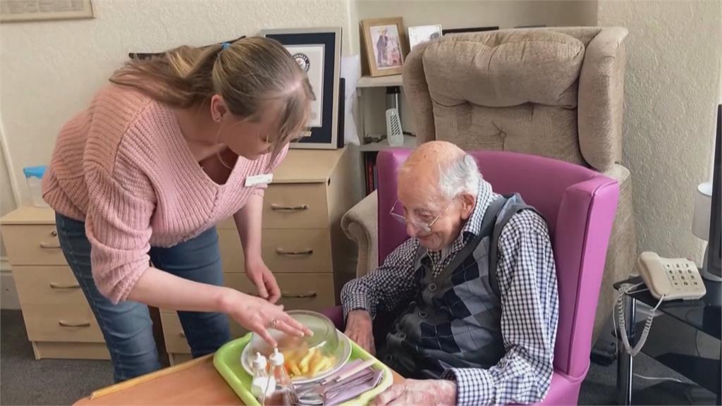 金氏世界紀錄最長壽男子 111歲英國人瑞大方透露秘訣