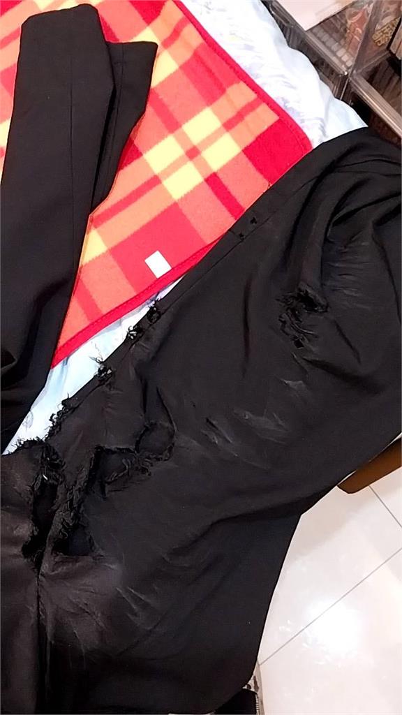 我還沒上車啊! 女上公車門突關「手腳被夾」拖行20米 恐怖畫面曝