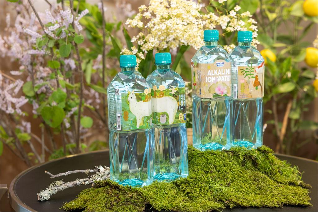 台塩海洋鹼性離子水  2026藝術聯名瓶限量登場 女神曾愷玹現身溫柔力挺台灣好水