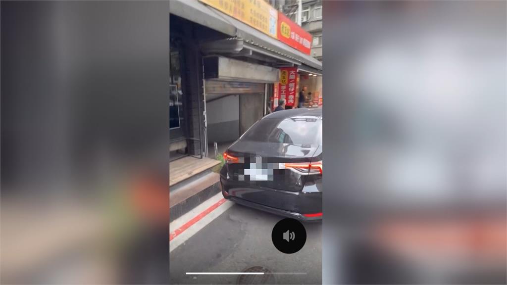 轎車"擋社區停車場前"半小時 警經過處理"沒開單"惹議