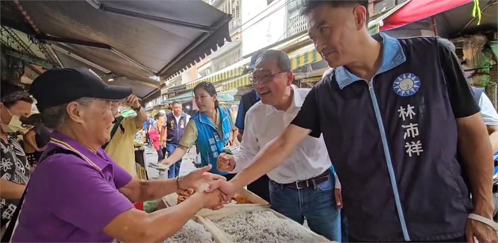 尷尬! 侯友宜陪林沛祥掃市場 遇攤商大姊執意大喊"凍蒜.同意"