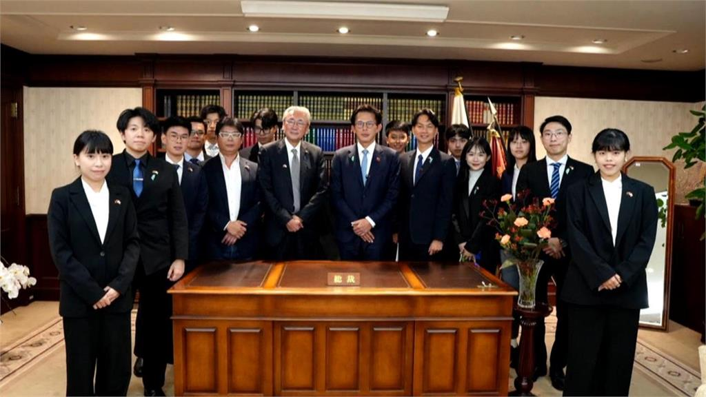 黃國昌才爆遭日政客拒見!又被拍到「半夜1人坐候機室」遭酸:被青年團排擠