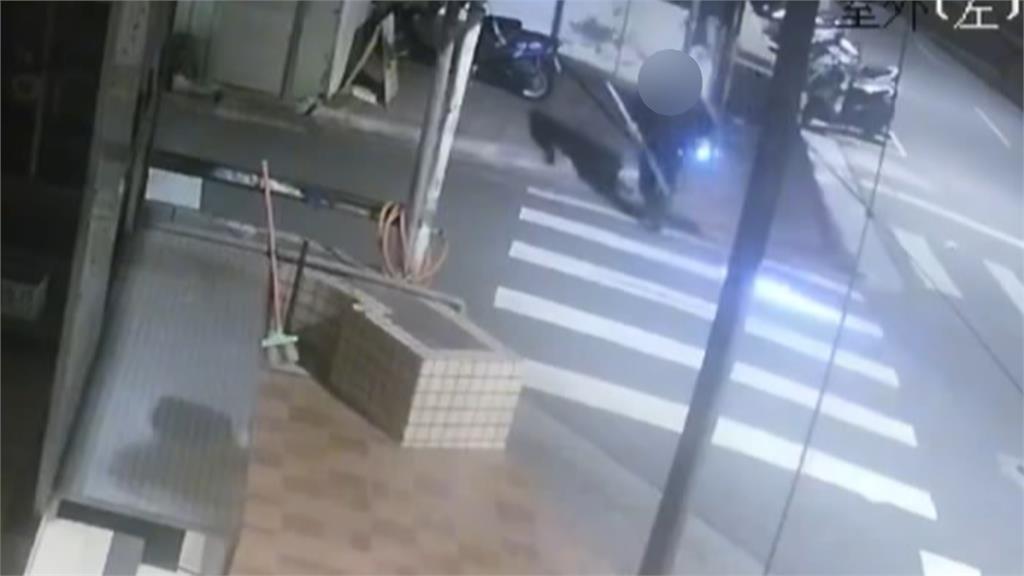 詭?半夜找東西? 男搬動水溝蓋「害路人踩空慘跌縫三針」