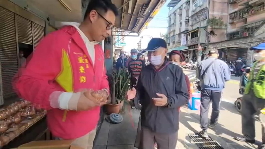 基隆民眾排人龍為領蛋 綠議員募5千顆蛋免費發