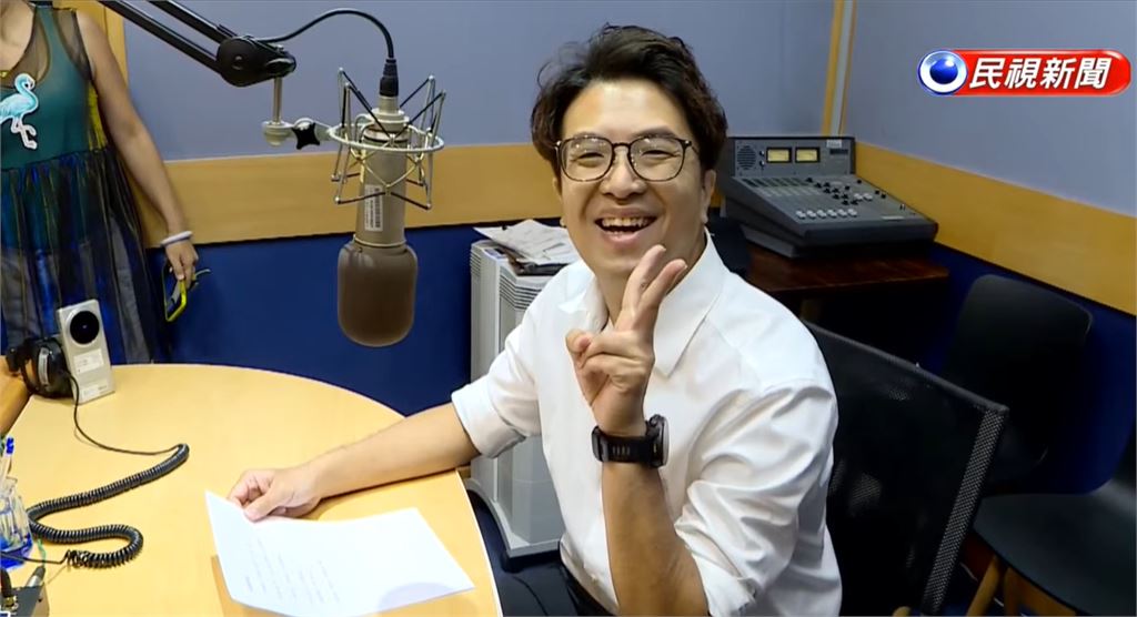 趙少康二訪沈伯洋／施法遭鬼切打斷！「本人1反應太老實」網猛重播笑翻：為什麼