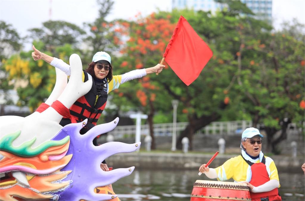 快新聞/高雄國際龍舟賽議會隊摘冠 陳其邁賽前與議長「鬥嘴鼓」樂翻眾人