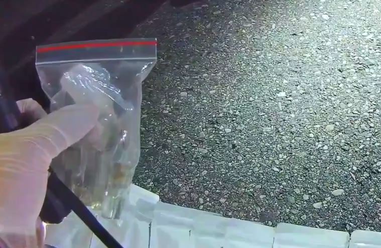 駕駛形跡可疑遭巡邏警方盯上 上前盤查竟搜出213支毒品