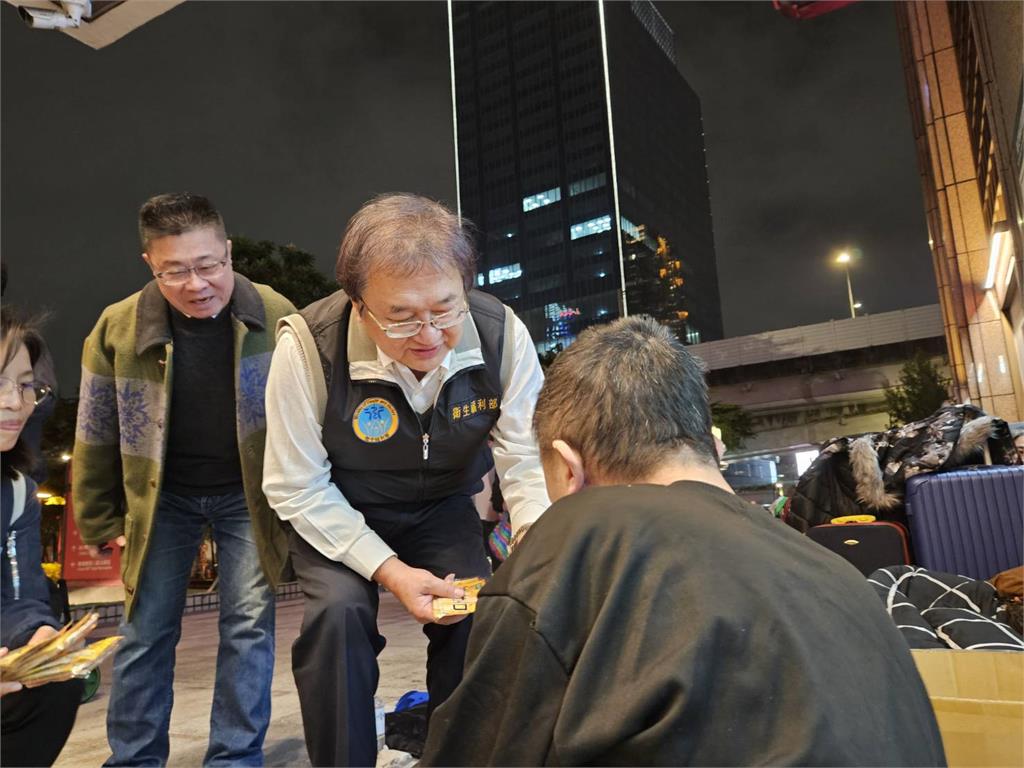 冷空氣襲台氣溫恐跌破10度!邱泰源前進北車關心街友