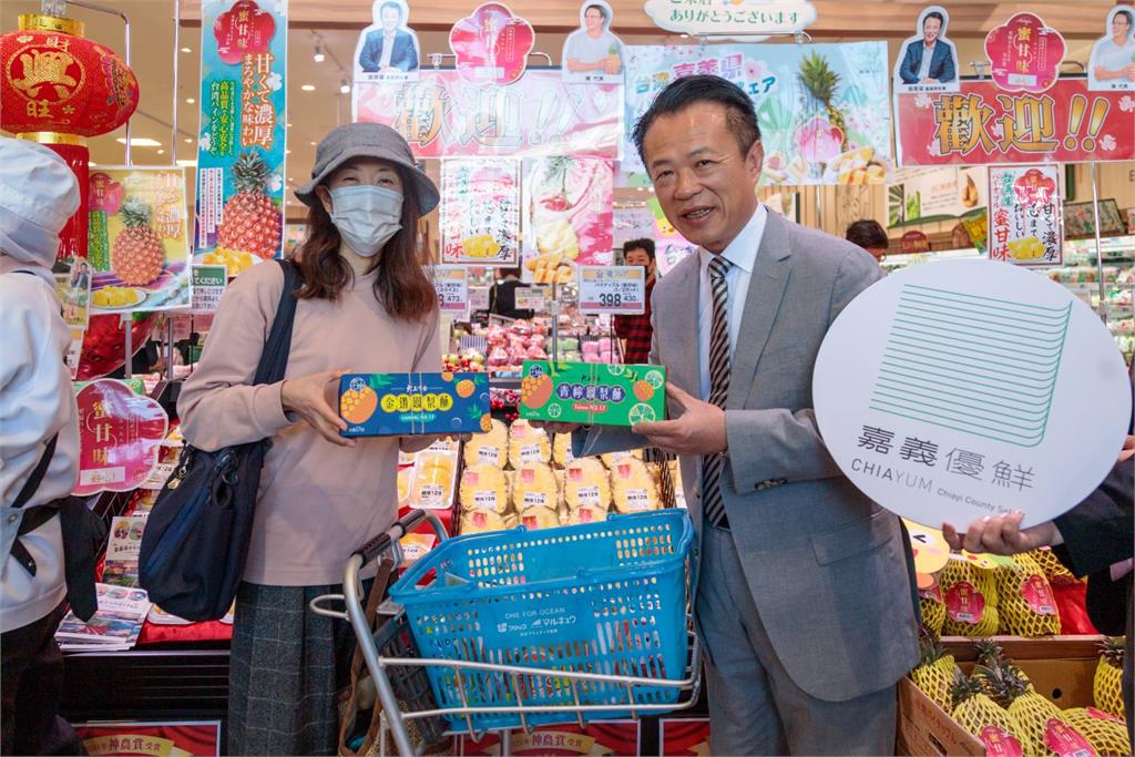翁章梁縣長捐贈賽錢箱 丸久超市推廣鳳梨