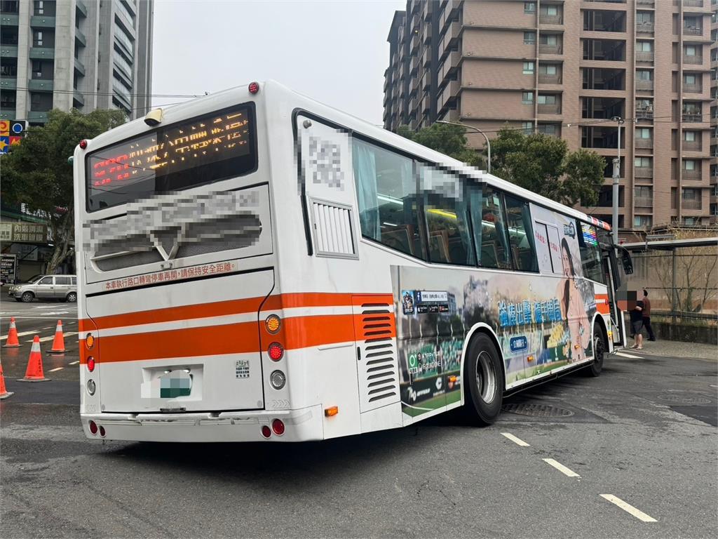 快新聞／開到一半掉下去！林口公車慘陷瀝青「輪胎剩半顆」　半小時才脫困
