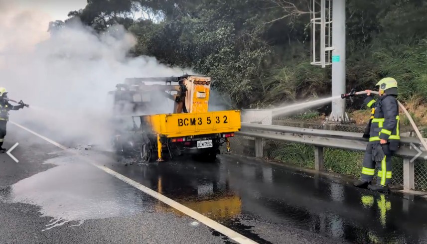 快新聞/國3通霄段工程車陷火海!黑煙沖天阻視線 數公里塞爆