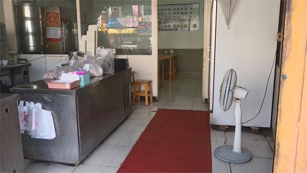 屏東2男店外超火爆打到地上！　顧客「超淡定用餐」奇特反差