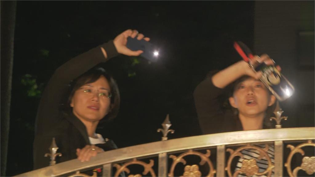 快新聞/回顧起太陽花學運! 立院外青年高歌〈島嶼天光〉護民主