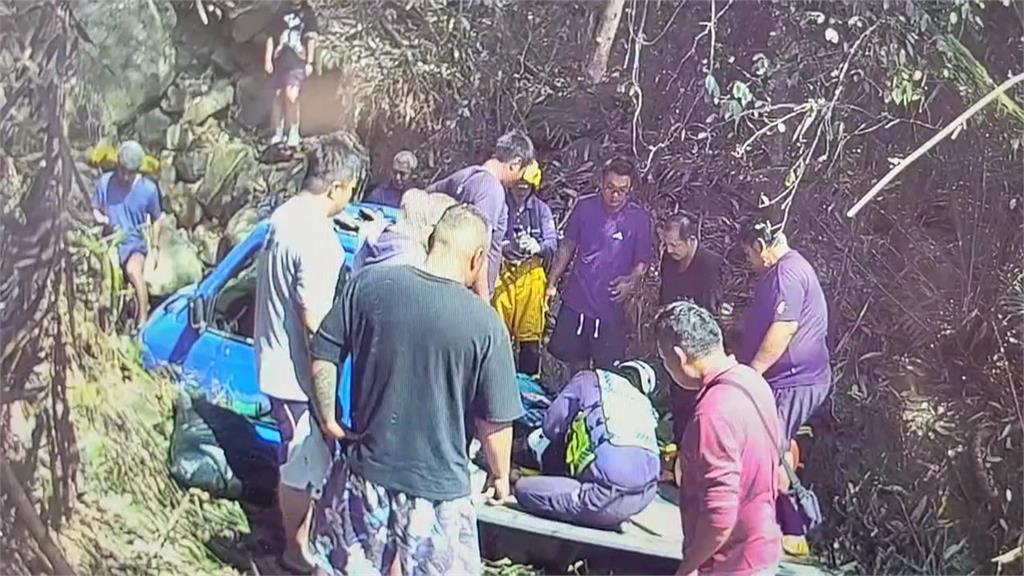 初四驚魂! 阿里山貨車"連人帶車"墜谷 女駕駛一度受困