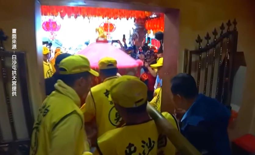 「個性派」女神磁吸鐵粉! 粉紅超跑超隨興、無固定路線