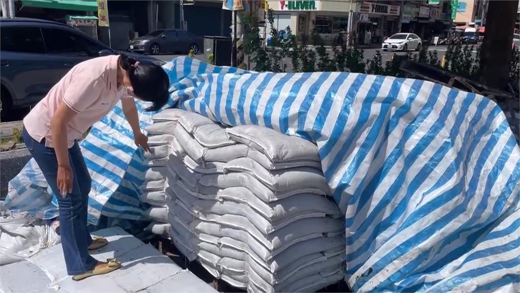 嚴陣防颱! 雲林水林鄉居民加固屋頂 公所備抽水機