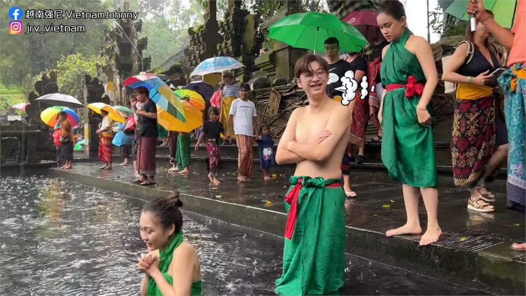 台男訪峇里島聖泉寺！冒雨「浸入水池中洗禮」　當地人曝：這裡被下過毒