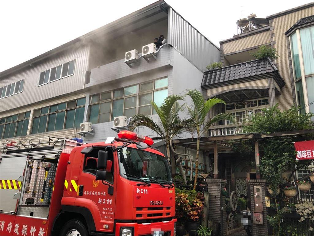快新聞/新竹湖口民宅火警 消防分隊長救出4人後受困二樓殉職