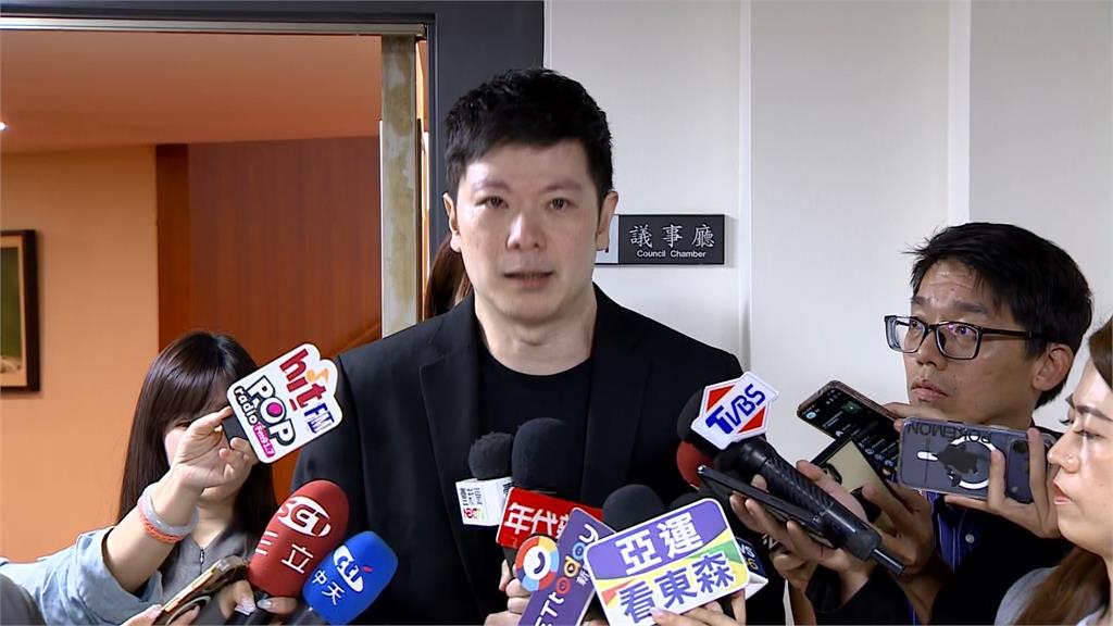 李新之子李伯毅急診室咆哮　「綠營李柏毅」無辜中槍喊冤