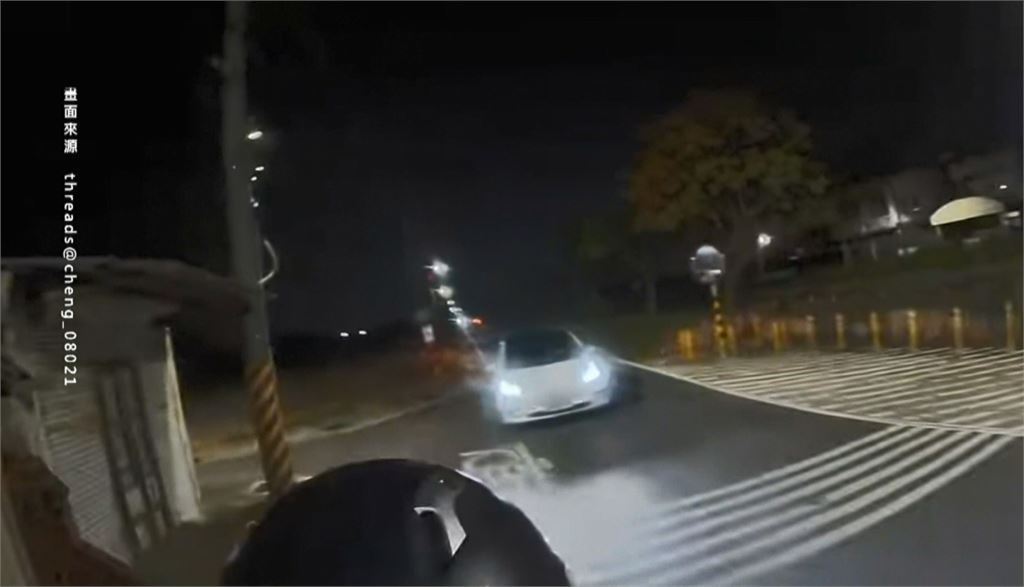 停等紅燈被撞進草叢！騎士全身傷　肇事駕駛求饒不成落跑